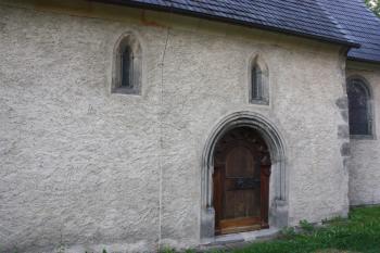 Jižní bok lodi s portálem ( © Ivan Grisa 09/2010)