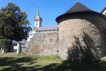 Pohled od hradeb, lemující Synský rybník ( © Ivo Rozehnal 08/2018)