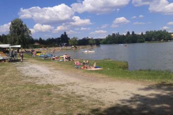 Sušský rybník slouží rekreaci ( © Ivo Rozehnal 07/2018)