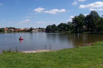 Suchý - pohled na rybník a hráz (© Ivo Rozehnal, 09/2010)
