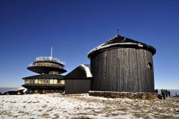 Kaple a Polská bouda na Sněžce. ( © Radovan Smokoň 10/2011)