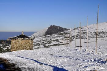Památník obětem hor se Sněžkou v pozadí. ( © Radovan Smokoň 10/2011)