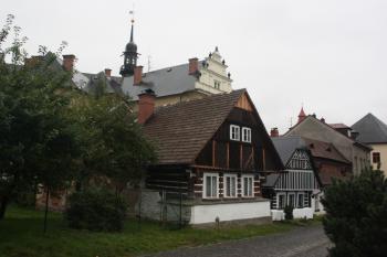 Kontrast domků ve Zvědavé uličce a sousední novorenesanční školy ( © Ivan Grisa 09/2010)
