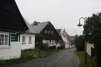 Průhled uličkou k východu, v pozadí věž kostela sv. Vavřince ( © Ivan Grisa 09/2010)