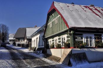 Domky na severní straně uličky. ( © Radovan Smokoň 01/2014)