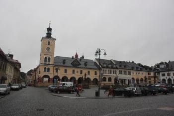 Západní strana náměstí s radnicí ( © Ivan Grisa 09/2010)