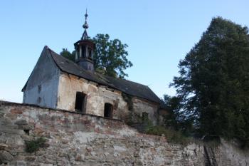 Kostel a hřbitovní zeď od jihozápadu ( © Ivan Grisa 10/2011)
