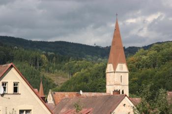 Věž kostela od jihozápadu, vlevo v pozadí kostel sv. Víta v Příchovicích ( © Ivan Grisa 09/2010)