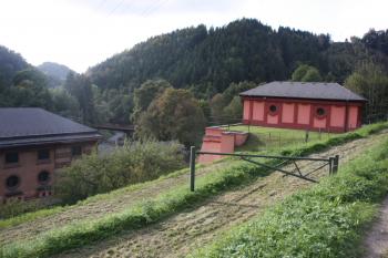 Elektrárna z Riegrovy stezky, v popředí závěr přívodního kanálu ( © Ivan Grisa 09/2010)