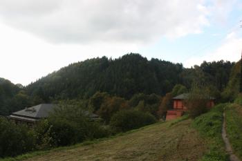 Elektrárna z Riegrovy stezky: zleva střecha transformovny, vodní zámek a bránový sloup ( © Ivan Grisa 09/2010)