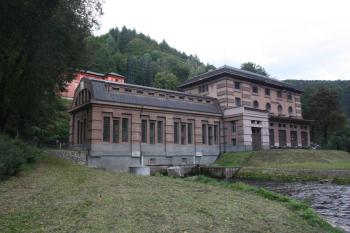Elektrárna z břehu odpadního kanálu ( © Ivan Grisa 09/2010)