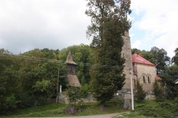 Zvonice a kostel od jihu ( © Ivan Grisa 09/2010)