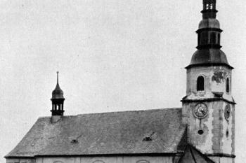 kostel od severozápadu ( © Kühn, Karl F.: Topographie der historischen und Kunstgeschichtlichen Denkmale in der Tschechoslowakischen Republik, A. Land Böhmen, LI. Der Bezirk Reichenberg, R.M. Rohrer Verlag, Brünn - Prag - Leipzig - Wien 1934)