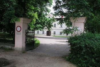 Pohled vstupní bránou ( © Roman Řezáč 07/2004)