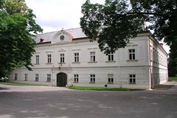 Čelo zámku ( © Roman Řezáč 07/2004)