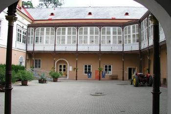 Nádvoří zámku ( © Roman Řezáč 07/2004)