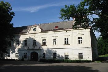 hlavní zámecké pručelí od jz. se za 10 let nezměnilo (© D Dohňanský, 07/2014)