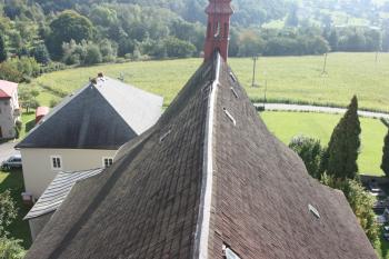 Střecha kostela a bývalá fara z věže ( © Ivan Grisa 09/2010)