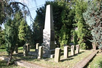 Pomník padlým z I. světové války severně od kostela ( © Ivan Grisa 09/2010)