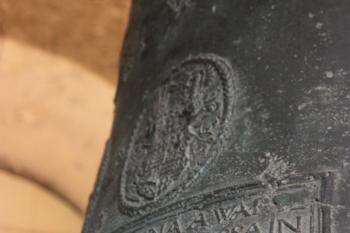 Nápisová kartuše na velkém zvonu z roku 1593 ( © Ivan Grisa 09/2010)