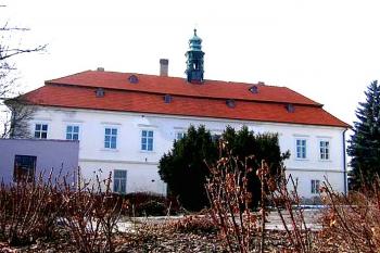 Průčelí zámku ( © Pavel Vítek 03/2006)