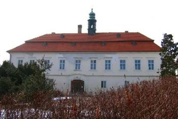 Hlavní vchod do zámku ( © Pavel Vítek 03/2006)