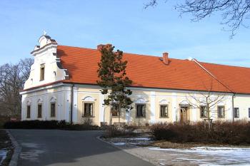 Hospodářská budova zámku je lépe opravená než vlastní zámek ( © Pavel Vítek 03/2006)