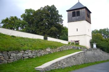 zvonice od silnice (© Jaroslav Valečka, 07/2010)