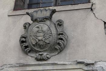 kolovratský erb nad vchodem do kostela (© Jaroslav Valečka, 04/2011)