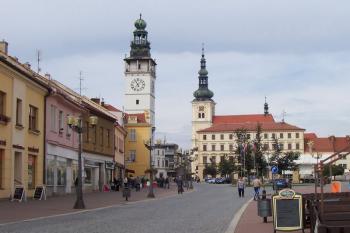 Vyškov - radnice - Masarykovo náměstí, v pozadí kostel Nanebevzetí Panny Marie (© Ivo Rozehnal, 09/2010)