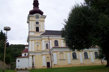 Pustiměř – kostel sv. Benedikta – pohled na kostel, vlevo za ním kaple sv. Anny (© Ivo Rozehnal, 09/2010)