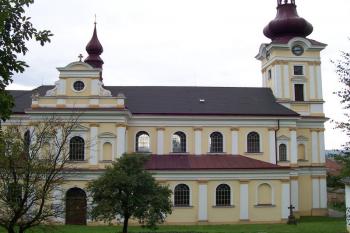 Pustiměř – kostel sv. Benedikta – pohled na kostel z míst rotundy sv. Pantaleona (© Ivo Rozehnal, 09/2010)