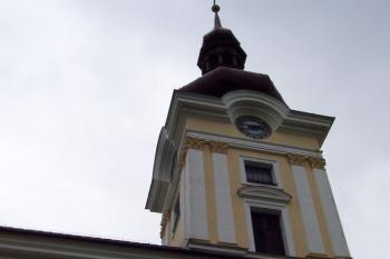 Pustiměř – kostel sv. Benedikta – pohled na věž (© Ivo Rozehnal, 09/2010)