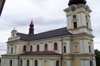 Pustiměř – kostel sv. Benedikta – pohled od kaple sv. Anny (© Ivo Rozehnal, 09/2010)