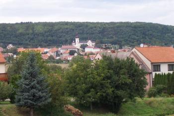 Pustiměř – kostel sv. Benedikta – severozápadní pohled na obec s kostelem, vlevo vedle něj kaple sv. Anny, za ní místo rotundy sv. Pantaleona (© Ivo Rozehnal, 09/2010)