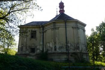 západní část kostela s oratoří u presbytáře (© Jaroslav Valečka, 05/2008)