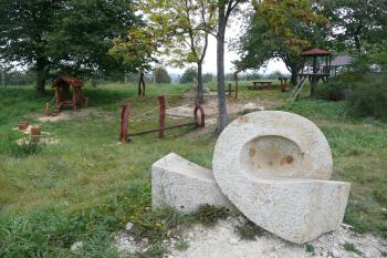 jedna z plastik a dětské hřiště (© David Hamza, 10/2010)