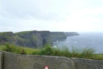 informační cedulka upozorňující na nebezpečí pádu - několik lidí se už pádem z útesů zabilo a mají na útesech pomníček (© Jan Ptáček, 10/2010)