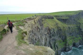 cestička podél útesů - oficiálně je sem vstup zakázán (© Jan Ptáček, 10/2010)