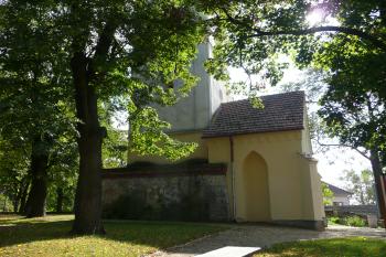 podnož zvonice s přístavbou (© David Hamza, 10/2010)