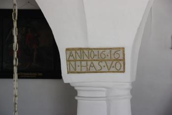 Deska s datem přestavby kostela ( © Ivan Grisa 10/2010)