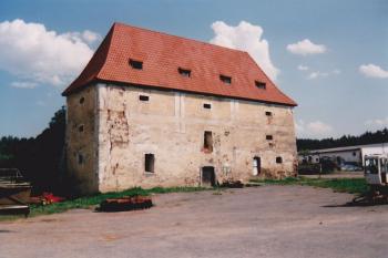 Dvorní průčelí tvrze (© Lukáš Pechánek, 08/2000)