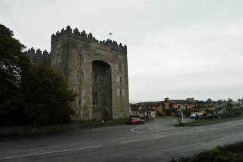 Hrad od silnice do Limericku (© Jan Ptáček, 10/2010)
