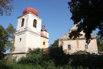 Kostelní areál od jihozápadu ( © Ivan Grisa 10/2010)