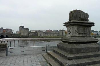 Hrad, focený z protějšího břehu u Treaty Stone (© Jan Ptáček, 10/2010)