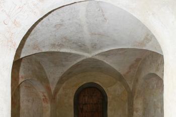 Místnost pod zvonovou věží s nápisy provedenými červenou hlinkou ze 16. a 17. století ( © Filip Matoušek 9/2010)