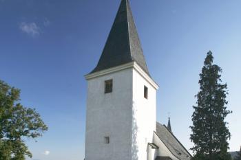 Zvonová věž, přistavěná k západnímu průčelí kostela ( © Filip Matoušek 9/2010)