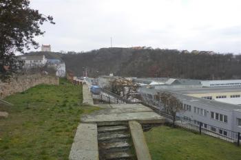 Schodiště na hradbách nad bývalou továrnou Vertex v Moravském Krumlově. (© Daniel Pawlik, 01/2016)