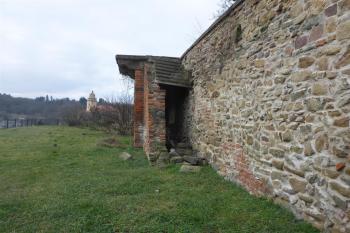 Téměř zřícená pravá strana schodiště. (© Daniel Pawlik, 01/2016)