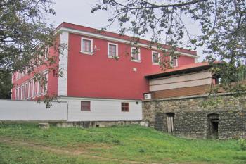 budova lesního úřadu s novodobou přístavbou (© Pavel Vítek 9/2010)